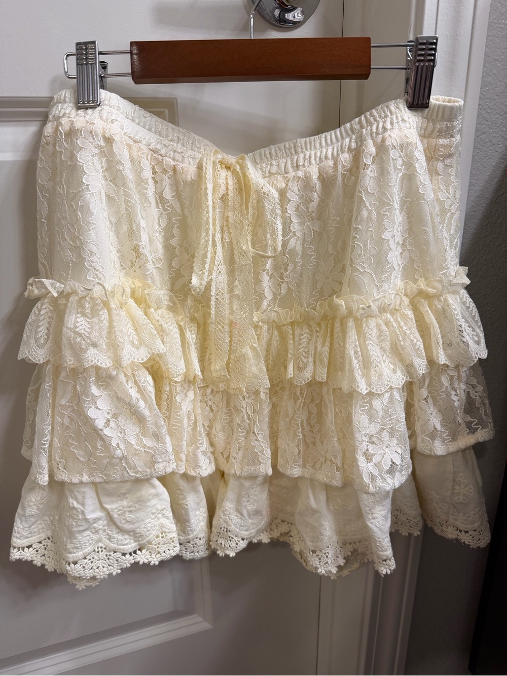 Listicle Cream Lace Ruffle Skort